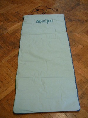 Spulenmatte zur Ganzkörperstimulation (textiles Erzeugnis mit eingebauten 3 Spulenpaaren u. 2m langem Anschlusskabel mit Sub-D Stecker; die Spulenmatte befindet sich in einer Hülle aus innen beschichtetem Spinnstoffgewebe und seitlichem Reißverschluss), Abmessung ca. (15x700x1700mm(HxBxT)).
Zur Ganzkörperbehandlung in einem Bio-Elektro-Magnetischen-Energie-Regulations-System bestimmt.
Das Produkt (Bio-Elektro-Magnetische Energie-Regulation) dient der Behandlung und Vorbeugung von diversen körperlichen Leiden durch die Elektromagnetfeldtherapie.

"Teil, erkennbar ausschließlich für ein elektrisches Gerät mit eigener Funktion der Pos. 8543 
bestimmt. (Gerät zur Elektromagnetfeldtherapie)"