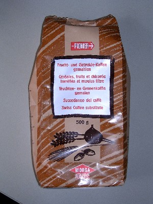 Dunkelbrauner, in Wasser nicht löslicher Frucht- und Getreidekaffee in Form eines feinen Pulvers mit Röstgeruch und –geschmack; im Wesentlichen bestehend aus feinst vermahlenen, gerösteten Getreidearten (Gerste, Roggen), Früchten (Feigen, Eicheln) und Zichorie; kein Coffein enthaltend; der Anteil an Zichorie ist nicht überwiegend; aufgemacht in einem bunt bedruckten Verbundfoliensäckchen mit Siegelrand zu 500g; 
dient in der Art eines Filterkaffees zur Herstellung eines kaffeeähnlichen Getränkes.