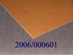 Folien aus Kupfer, "Basismaterial für Leiterplatten"
Es handelt sich um rechteckige massive Flacherzeugnisse (1,5 mm starke Platte) mit 
rechteckigem Querschnitt mit gleichbleibender Dicke, aus einer mit einer einlagigen 
Kunstharzplatte (kein Glasfasergewebe) unterlegten ca. 43 ym starken Kupferfolie aus 
raffiniertem Kupfer.
Die Erzeugnisse dienen als Grundmaterial für die Herstellung von elektronischen 
Verbindungsträgern (Leiterplatten, gedruckte Schaltungen).
Es handelt sich zolltariflich um Folien aus raffiniertem Kupfer mit einer Dicke von 0,15 mm oder 
weniger, auf einer Unterlage.