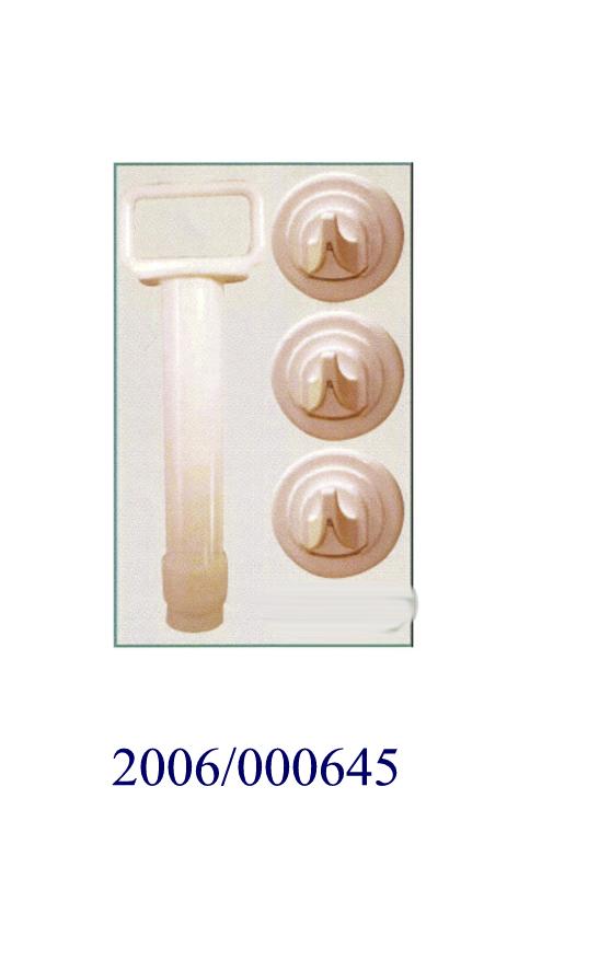 Hakensystem-Set aus Kunststoff in einer Doppel-Blisterverpackung mit farbiger Kartonage aufgemacht, bestehend aus: 
3(drei) Wandhaken aus ABS-Kunststoff und
1(einer) Vakuumpumpe aus Polypropylen-Kunststoff (Material lt. Antragsteller)
Mit der Vakuumpumpe (von Hand zu bedienen) wird in den Haken ein Vakuum erzeugt und somit diese an den Wänden befestigt. (Abbildung siehe Anlage) 
Das Produkt ist als Warenzusammenstellung für den Einzelverkauf aufgemacht, in der die Vakuumpumpe den Charakterbestimmenden Bestandteil der Warenzusammenstellung bildet.
