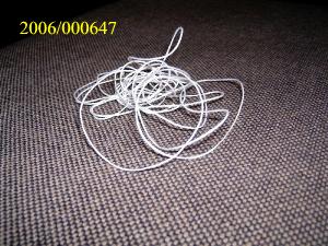 Garn
- ungefärbt,
- bestehend aus synthetischen Spinnfasern, wobei der Anteil an Polyester mehr als 85 GHT beträgt, 
- verarbeitet aus vier Einzelgarnen, welche in einer S-Drehung zusammengezwirnt sind,
- mit einem Gesamttiter von ca. 237 tex.,
- nicht in Aufmachung für den Einzelverkauf.
Laut Antragsteller gelangt das Garn in Rollen zur Abfertigung.