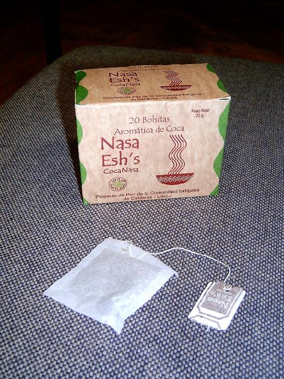 Trockener, hellgrüner Pflanzenfeinschnitt aus den getrockneten, zerkleinerten Blättern von Erythroxylon coca (Coca), aufgemacht in einem bunt bedruckten Überkarton, 20 Beutel mit Griffetikett enthaltend; zum Herstellen von Aufgüssen; kein Haustee;
die VB-0220 – Suchtmittel ist zu beachten.