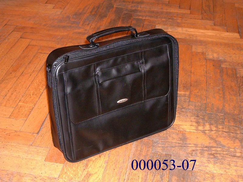 Aktentaschenähnliches Behältnis, sogenannte Laptoptasche
- mit einer Außenseite aus einer einfärbigen, geschäumten Kunststofffolie, aufkaschiert auf einem Spinnstoff,
- mit den Abmessungen 39 (B) x 32 (H) x 8 (T) cm,
- mit einem Tragegriff und verstellbaren Schultertragegurt aus Spinnstoff,
- mit einem gepolsterten Hauptfach und einem an drei Seiten umlaufenden Reissverschluß um das Behältnis zu öffnen,
- mit zusätzlichen Fächern, welche an der Vorderseite und im Innenteil eingearbeitet sind.