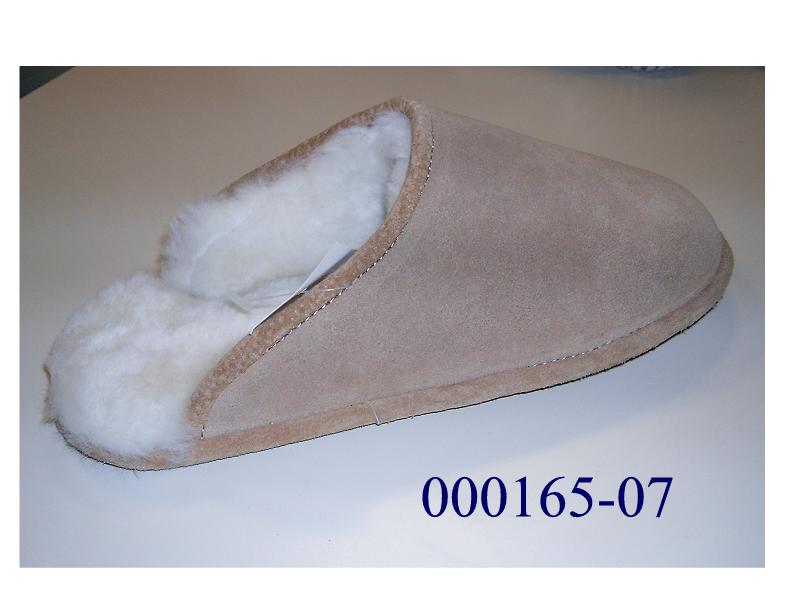 Pantoffel 
- mit einem Oberteil aus einem einfärbigen, auf einer dünnen Schicht PUR-Schaum aufkaschierten Leder,
- mit einer flachen Laufsohle aus Leder, 
- mit einem Futter aus Schaffell,
- mit geschlossener Vorderkappe.

Aufgrund seiner Beschaffenheit für den Innenbereich vorgesehen.