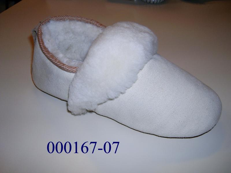 Hausschuh 
- mit einem Oberteil aus einem einfärbigen Spinnstoff aus einer Wirkware,
- mit einer flachen und mehrlagigen Laufsohle aus Leder, dämpfende Komponenten enthaltend,
- mit einem Futter aus Schaffell,
- mit geschlossener Vorderkappe.

Aufgrund seiner Beschaffenheit für den Innenbereich vorgesehen.