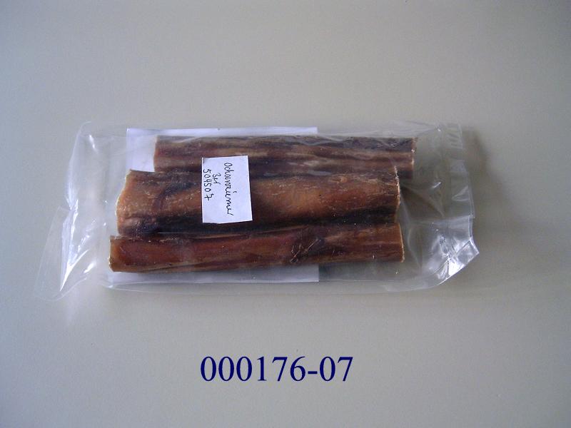 Schlachtnebenerzeugnisse in Form von, für den menschlichen Verzehr geeigneten, getrockneten Penisabschnitten von Rindern (Ochsenziemer), ohne Zusätze jeglicher Art; aufgemacht in Klarsichtfolienbeuteln; das Erzeugnis dient als Tierergänzungsnahrung.