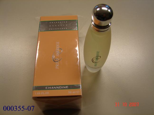 Hellgelbe, klare, intensiv wohlriechende, in Wasser emulgierbare, flüssige Zubereitung (Parfum) auf Basis von vergälltem Ethanol, Riechstoffen, Wasser, Panthenol, Emulgator und Farbstoff; aufgemacht in einem bedruckten Milchglasflakon mit Pumpzerstäuberaufsatz und Zierkappe zu 50 ml in einem bedruckten, cellophanumhüllten Überkarton.