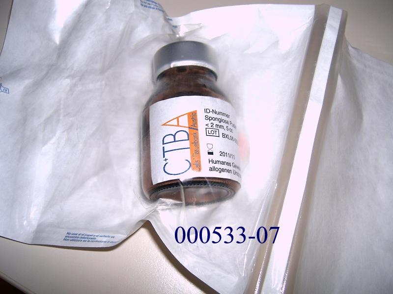 Arzneiware (natürlicher Knochenersatz), hergestellt aus ausgewählten menschlichen Knochen, bestehend aus nicht amorphem Hydroxylapatit (anorganischer Anteil / mineralische Phase), Kollagen Typ I (organischer Anteil / organische Phase) sowie Knochenmarkaspirat (biologischer Anteil); das Erzeugnis weist die gleichen Strukturmerkmale wie natürlicher menschlicher Knochen auf und dient zur allogenen Transplantation (zwischen zwei Menschen), geeignet für den chirurgischen Einsatz in der Orthopädie, Unfallchirurgie, Neurochirurgie und Zahnchirurgie; vorliegend in verschiedenen Formen (z.B. Granulat, Blöcke, Zylinder, Keile, Streifen, Stifte); aufgemacht in diversen sterilen Verpackungen.