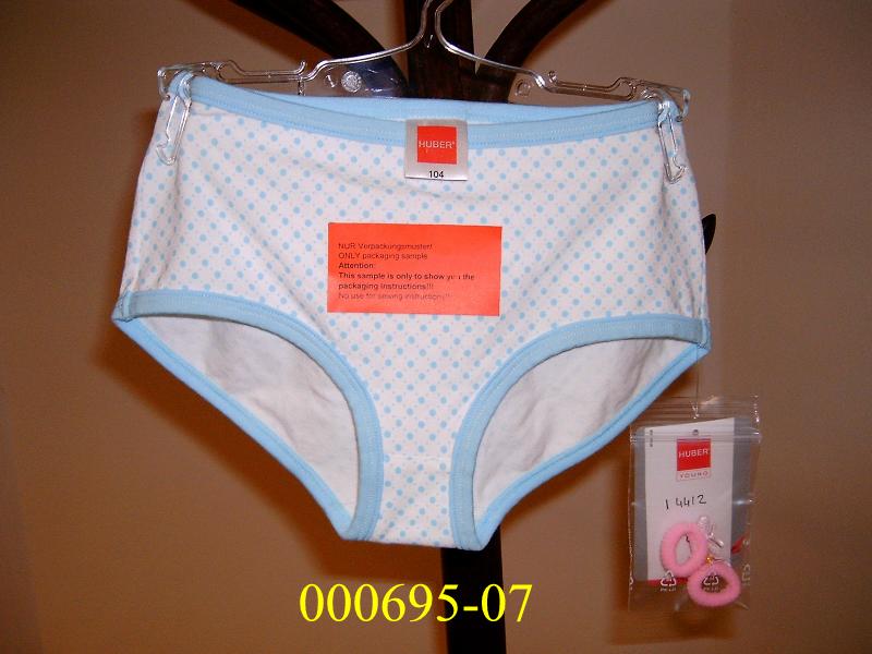 Warenzusammenstellung, bestehend aus einem Mädchenslip und einem Haarband. Die Waren sind separat zu tarifieren.
Das Haarband (AT 2007/000742) ist nicht Gegenstand dieser VZTA.

Mädchenslip :
- gewirkt aus einem Gemisch aus 95% Baumwolle und 5% Elasthan,
- enganliegend,
- ohne Öffnung und ohne Verschluß,
- in der Taille und an den Beinabschlüssen gesäumt und mit einem durchgehend elastischen Bund gearbeitet,
- aufgrund des anatomischen Schnittes und der Verarbeitung als Mädchenkleidung erkennbar.
Hinsichtlich des Materials, des Schnittes und der Ausstattung keine kurze Hose.