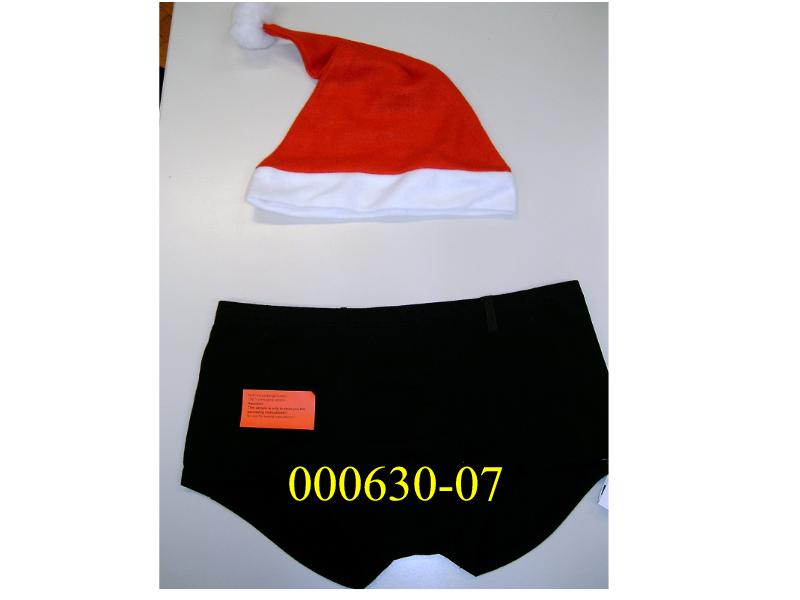 Warenzusammenstellung, bestehend aus einer Männerpant und einer Weihnachtsmütze. Die Waren sind separat zu tarifieren.

Unterhose für Männer oder Knaben, eine sogenannte Pant :
- gewirkt aus einem einfärbigen Gemisch aus 95% Baumwolle und 5% Lycra,
- enganliegend mit Beinansatz,
- im vorderen Bereich mit einem doppelt gearbeiteten, erweiternden Einsatz versehen,
- ohne Öffnung und ohne Verschluß,
- in der Taille mit einem durchgehend elastischen Bund gearbeitet,
- an den Beinabschlüssen gesäumt
- aufgrund des anatomischen Schnittes und der Verarbeitung als Männerkleidung erkennbar.

Hinsichtlich des Materials, des Schnittes und der Ausstattung keine kurze Hose.

Die Weihnachtsmütze (AT 2007/000630) ist nicht Gegenstand dieser VZTA.