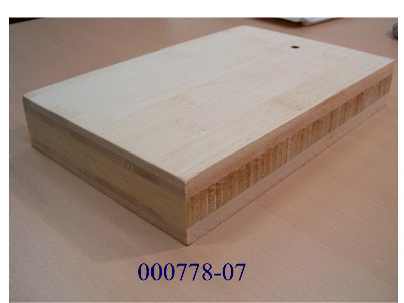 Lagenholzplatten aus Bambus (laut Antragstellerangaben),
- rechteckige Mehrschichtplatten, in den Abmessungen von 2480mm x 620mm x 35mm,
- bestehend aus 5 Schichten (4,5/4,5/17/4,5/4,5mm) welche kreuzweise miteinander verleimt wurden,
- die einzelnen Schichten bestehen aus miteinander verleimten Streifen von radial aufgeschnittenen Bambusrohren,
- wobei die äußeren Deckschichten aus liegenden und die stärkere Mittellage aus stehenden zusammengeleimten Streifen bestehen,
- mit einer rohen und naturhellen Oberfläche.
(Abbildung siehe Anlage)