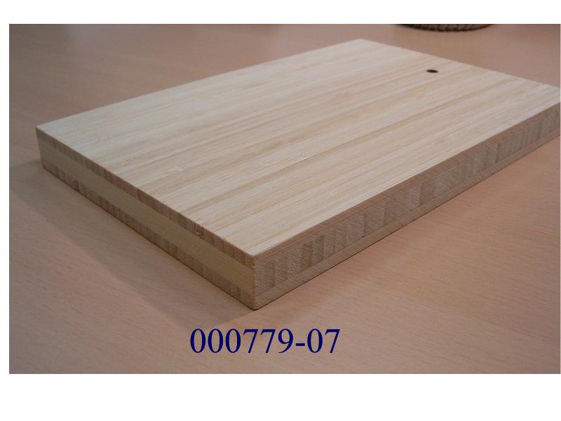 Lagenholzplatten aus Bambus (laut Antragstellerangaben),
- rechteckige Mehrschichtplatten, in den Abmessungen von 2480mm x 620mm x 19mm,
- bestehend aus 3 Schichten (5/9/5mm) welche kreuzweise miteinander verleimt wurden,
- die einzelnen Schichten bestehen miteinander verleimten Streifen von radial aufgeschnittenen Bambusrohren,
- wobei die äußeren Deckschichten aus liegenden und die stärkere Mittellage aus stehenden zusammengeleimten Streifen bestehen,
- mit einer rohen und naturhellen Oberfläche.
(Abbildung siehe Anlage)