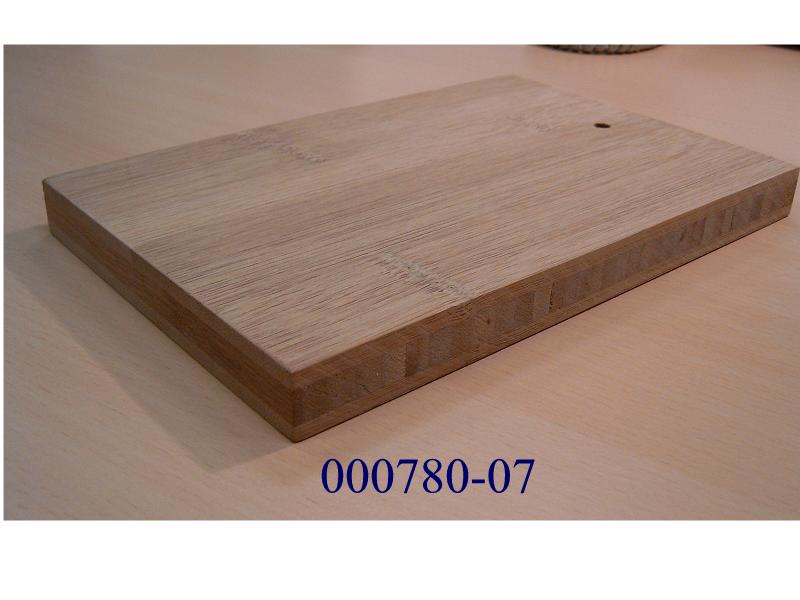 Lagenholzplatten aus Bambus (laut Antragstellerangaben),
- rechteckige Mehrschichtplatten, in den Abmessungen von 2480mm x 620mm x 19mm,
- bestehend aus 3 Schichten (5/9/5mm) welche kreuzweise miteinander verleimt wurden,
- die einzelnen Schichten bestehen aus miteinander verleimten Streifen von radial aufgeschnittenen Bambusrohren,
- wobei die äußeren Deckschichten aus liegenden und die stärkere Mittellage aus stehenden zusammengeleimten Streifen bestehen,
- mit einer rohen und gedämpften Oberfläche.
(Abbildung siehe Anlage)