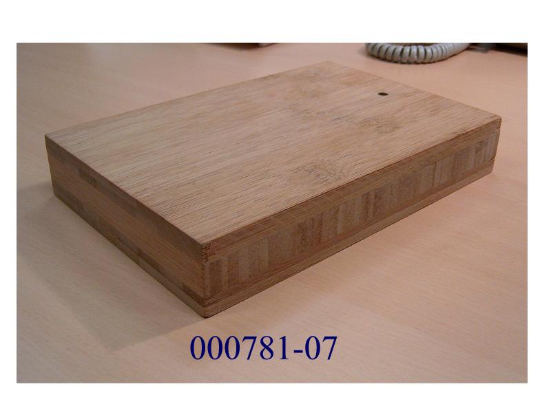 Lagenholzplatten aus Bambus (laut Antragstellerangaben),
- rechteckige Mehrschichtplatten, in den Abmessungen von 2480mm x 620mm x 35mm,
- bestehend aus 5 Schichten (4,5/4,5/17/4,5/4,5mm) welche kreuzweise miteinander verleimt wurden,
- die einzelnen Schichten bestehen aus miteinander verleimten Streifen von radial aufgeschnittenen Bambusrohren,
- wobei die äußeren Deckschichten aus liegenden und die stärkere Mittellage aus stehenden zusammengeleimten Streifen bestehen,
- mit einer rohen und gedämpften Oberfläche.
(Abbildung siehe Anlage)