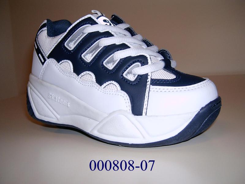 Rollschuh, bestehend aus
- einem Schuh, den Knöchel nicht bedeckend,
- zum Schnüren,
- mit einem Oberteil und einer relativ starren Laufsohle aus Kunststoff,
- mit einem integrierten, fest angebrachten Rad aus Kunststoff, welches sich in einer Aushöhlung im hinteren Teil der Laufsohle befindet,
- mit einem an der Sohle befindlichen Knopf, welcher das Rad einklappen läßt, um den Schuh ohne Rolle zu nutzen.