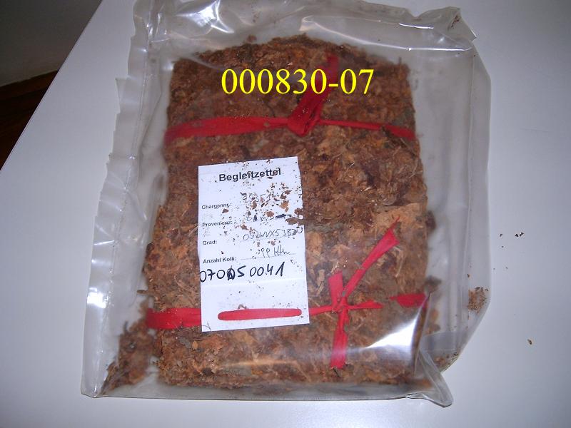 Getrockneter, hellbrauner, unverarbeiteter, teilweise entrippter Tabak der Sorte „flue-cured Virginia“ (FCV), kein rauchfertiger Tabak, in Form von zu flachen Quadern gepressten, ungeschnittenen, teilentrippten Tabakblättern; die Einreihung in diese Position TARIC erfolgt, wenn kein Echtheitszeugnis vorgelegt wird; bei Vorlage eines Echtheitszeugnisses hat die Einreihung in die Position TARIC 2401 2010 00 zu erfolgen.