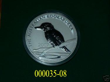Silbermünzen, es handelt sich um einzelne Münzen mit einem Nennwert von 30 Aus.-Dollar. Das jährlich wechselnde Münzbild zeigt den Kookaburra mit dem Schriftzug "The Australian Kookaburra 1 Kilo 999 Silver" samt Angabe des Prägejahrs. Die Gegenseite zeigt den Nennwert und Elisabeth II, als offizielles Staatsoberhaupt von Australien. 
Die Münzen werden im Ausgabeland (Australien) mit einem Feingewicht von 1000 g und Design geprägt und sind dort gesetzliche Zahlungsmittel. 
Der Durchmesser der Münzen beträgt 101 mm.
Sie werden wegen ihres Sammlerwertes umgesetzt.
(Abbildung siehe Anlage)
