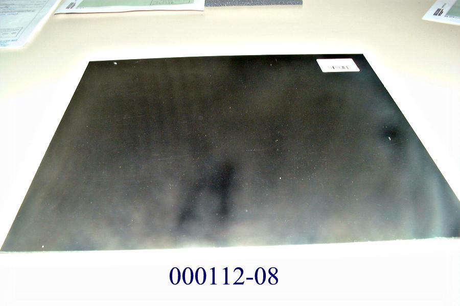 Rechteckige, nicht selbstklebende, weder verstärkte oder geschichtete, in der Masse gefärbte (schwarz oder weiß) Platte (Länge: 305 mm, Breite: 279 mm, Dicke: 1,6 mm) aus dem Polyadditionskunststoff Polyacetal (Polyoxymethylen), das Erzeugnis ist auf einer Seite mit einer Schutzfolie versehen.