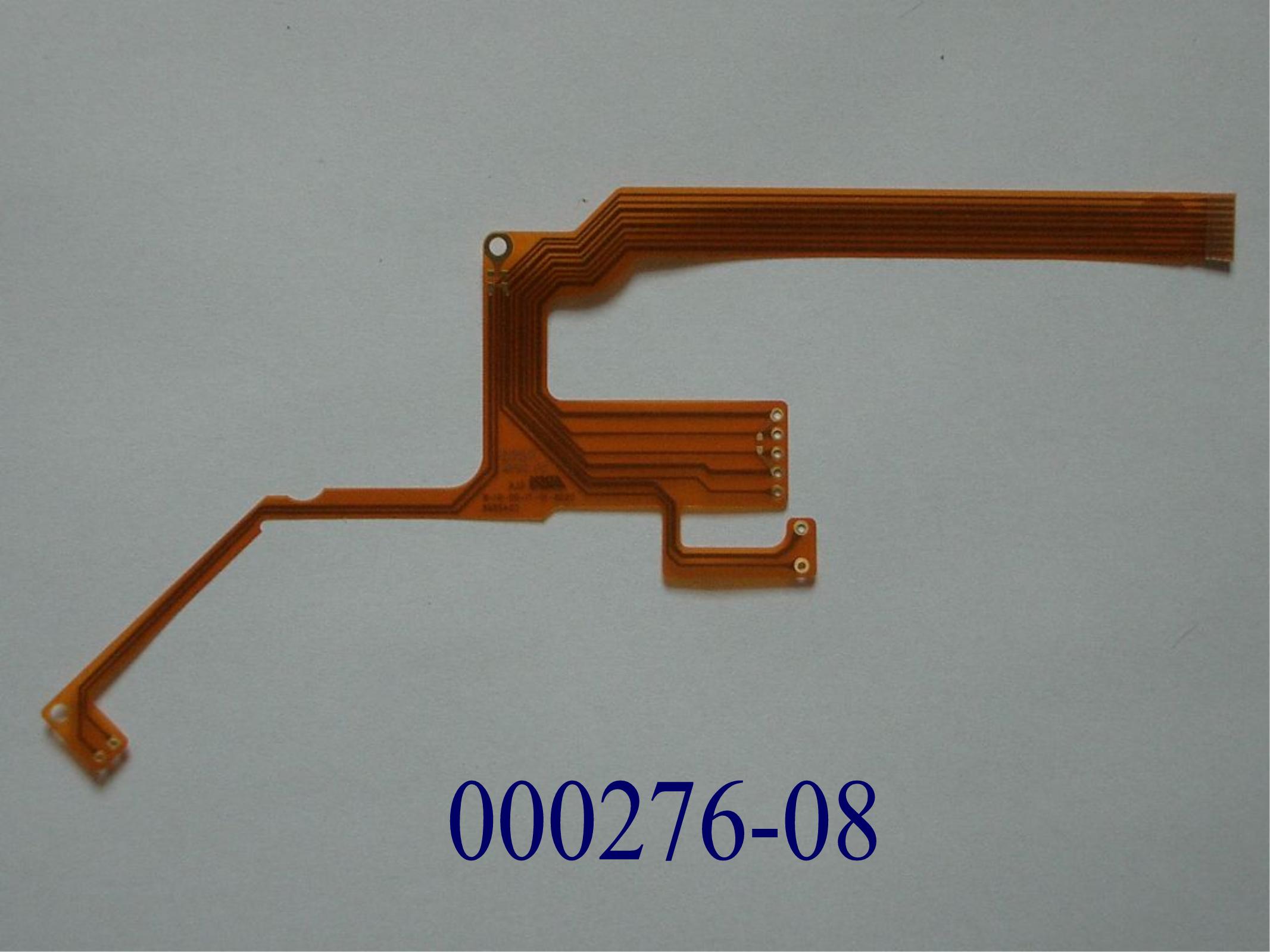 Leiterplatte,
- in Form einer mehrlagigen gedruckten Schaltung mit Leiterbahnen und Kontakten.
- unregelmäßig geformte, ca. 0,3 mm dicke, in Form von Mehrlagenschaltung ausgeführte und flexible Leiterplatte (Folienstück) aus Polyamid mit mehreren mit Kontaktstellen versehenen Bereichen, die über isolierte Leiterbahnen elektrisch leitend verbunden sind. Das Folienstück ist mit mehreren diversen kreisförmigen Ausnehmungen versehen.
- Ohne diskrete Widerstände, Kondensatoren, Induktionsspulen und Bauelemente, die ein elektrisches Signal erzeugen, umformen, verändern oder verstärken.
(Abbildung siehe Anhang)

"Gedruckte Schaltung, nur mit Leiterbahnen oder Kontakten – Mehrlagenschaltung"