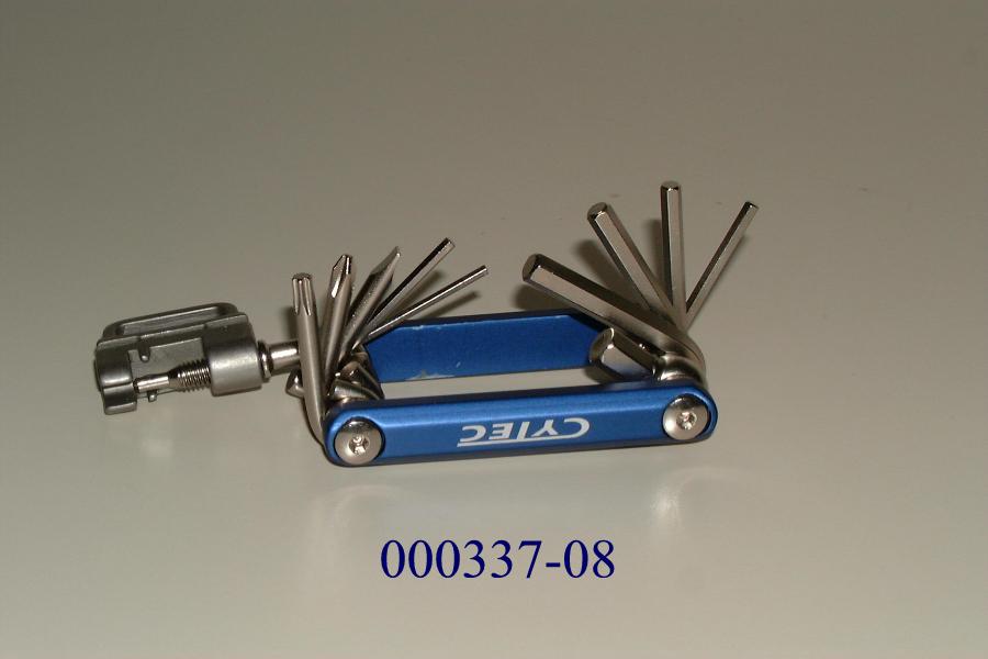 Zusammengesetzte Ware in Form eines Multifunktionswerkzeuges 
- bestehend aus Inbusschlüssel, Schlitzschraubendreher, Kreuzschlitzschraubendreher, Torx-Schraubendreher und Kettentrenner (chain-cutter),
- aus einem unedlen Metall (Stahl) gearbeitet,
- alle Teile sind in einer Metallhalterung mit den Ausmaßen von ca. 8 cm x 4,5 cm zusammengeschraubt und werden nach Bedarf herausgeklappt,
- zur Verwendung als Werkzeug z.B. bei Fahrradreparaturen bestimmt.