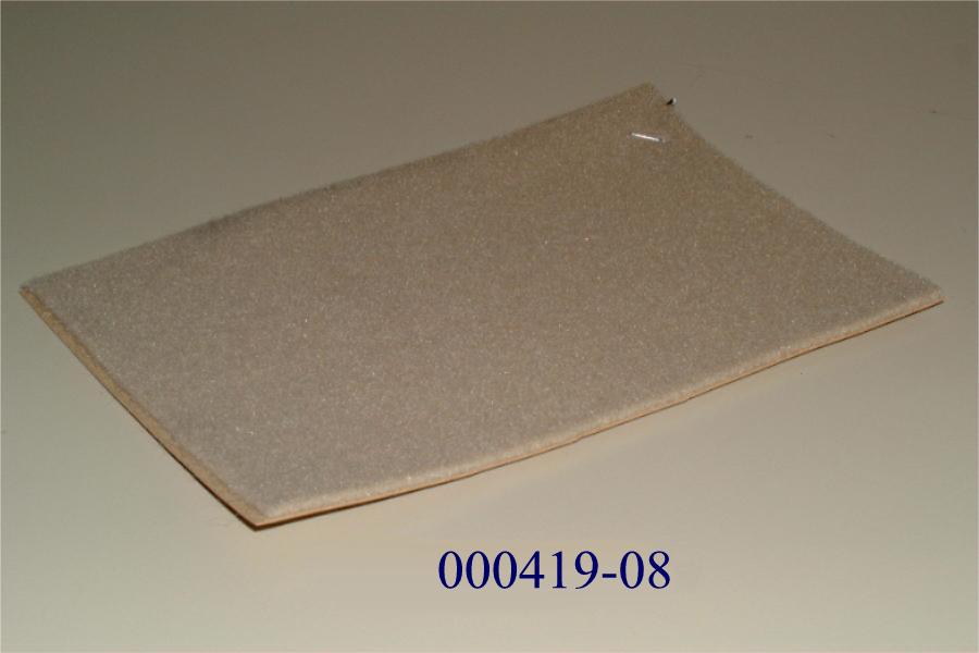 Einfärbiges, mehrschichtiges Flächenerzeugnis 
- zusammengesetzt aus einer biegsamen Platte aus einem mit Kunststoff verfestigtem Faservlies mit einer Höhe von 0,5 mm und einem aufkaschierten Nadelfilz aus synthetischen Spinnstoffen auf Polyolefin- bzw. Polyacrylnitril mit einer Höhe von 2,6 mm,
- findet als Stempelkissen Verwendung, wobei der Nadelfilz als Träger für die Stempelfarbe dient.