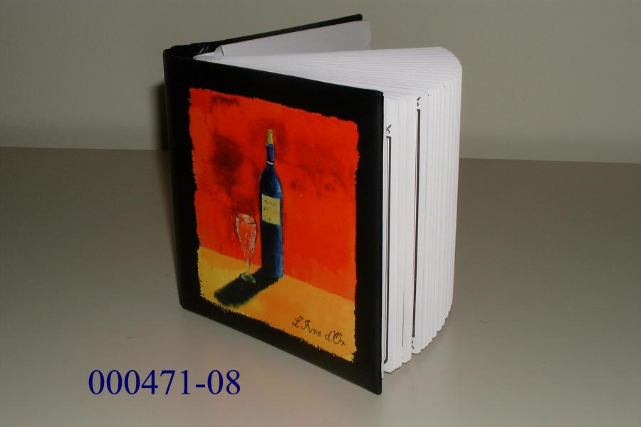 Gebundenes Buch, sogenanntes Album zum Sammeln von Weinflaschenetiketten
- ca. 15 x 15 cm groß,
- bestehend aus 30 bedruckten Blättern aus festem Papier für handschriftliche Eintragungen von Bemerkungen,
- mit einem Einband aus buntbedrucktem, verstärkten Karton, dessen Aussenfläche mit einer dünnen Folie auf Polyethylenbasis überzogen ist,
- mit einem eingeklebten Kuvert ausgestattet, welches 30 Stk. Klebefolien auf Polyesterbasis, die Klebeschicht mit Papier bedeckt, ebenfalls 15 x 15 cm groß, birgt.
Die Klebefolien dienen zum Ablösen der Etiketten von den Weinflaschen um diese in weiterer Folge mit der Folie in das Album zu kleben.
Das Wesen der Ware wird durch das Album zum Sammeln (von Etiketten) gebildet; der Druck im Album ist im Hinblick auf die weitere Verwendung von untergeordneter Bedeutung.