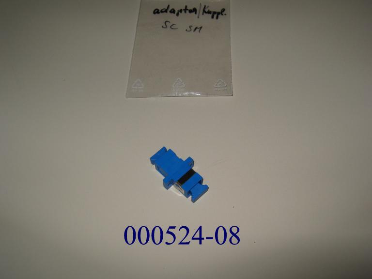 Kupplung,
- aus einem spezifisch geformten Kunststoffgehäuse mit einem Halteclip aus Metall, innen
mit einer Führungshülse (Sleeve) aus Keramik und einer Schutzkappe auf jeder Seite 
(Abbildung siehe Anlage),
- zum Verbinden und mechanischen Ausrichten von optischen Fasern, Bündeln aus 
optischen Fasern oder optischen Kabeln mit Anschlussstücken.

"Verbinder für optische Fasern, Bündel aus optischen Fasern oder optische Kabel - 
Kupplung"