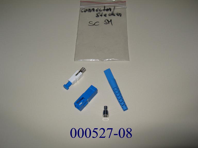 Bausatz für optischen Verbinder, 
- aus einer Keramik-Ferrule in einem Innengehäuse, einem Außengehäuse zur Aufnahme
der Ferrule, einer Crimphülse, einem Knickschutz und einer Schutzkappe,
- noch nicht zusammengesetzt,
- zum Verbinden und mechanischen Ausrichten von optischen Fasern, Bündeln aus
optischen Fasern oder optischen Kabeln.
(Abbildung siehe Anlage),

"Verbinder für optische Fasern, Bündel aus optischen Fasern oder optische Kabel, noch nicht zusammengesetzt - Bausatz für optischen Verbinder".