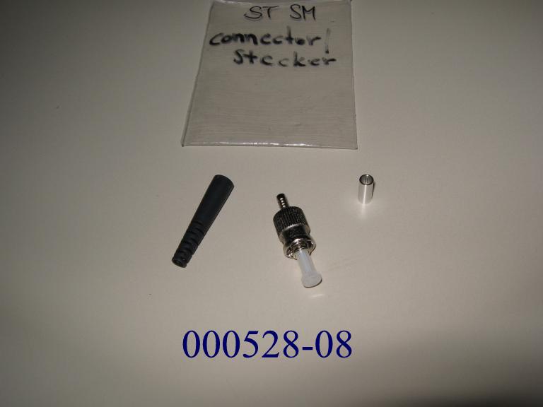 Bausatz für optischen Verbinder, 
- aus einer Keramik-Ferrule in einem Metallgehäuse, einer Crimphülse, einem Knickschutz und einer Schutzkappe,
- noch nicht zusammengesetzt,
- zum Verbinden und mechanischen Ausrichten von optischen Fasern, Bündeln aus
optischen Fasern oder optischen Kabeln.
(Abbildung siehe Anlage),

"Verbinder für optische Fasern, Bündel aus optischen Fasern oder optische Kabel, noch nicht zusammengesetzt - Bausatz für optischen Verbinder".