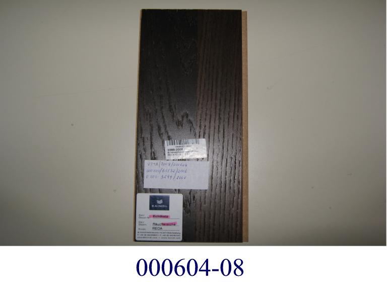 Fußbodenbelag
- bestehend aus drei Holzlagen mit einer Gesamtdicke von 10,5 mm,
- mit einer oberen Lage aus lackierter Holzfurnier, einer mittleren Lage aus einer genuteten und gefederten hochdichten Faserplatte und einer unteren Lage aus Furnierholz.