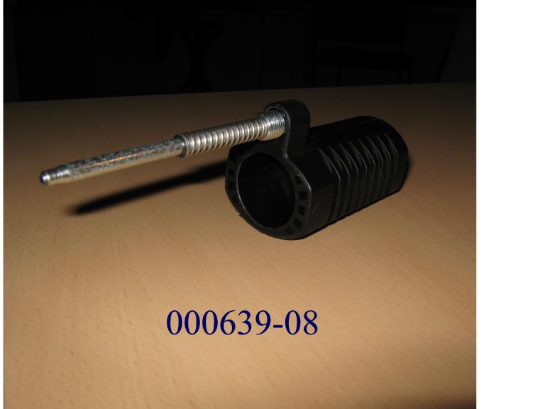 Arretiervorrichtung ist eine zusammengesetzte Ware,
- aus einem form- und funktionsspezifisch gestalteten Kunststoff-Körper mit einem eingegossenem Metallstift, auf dem sich eine Feder, ein Sprengring, eine Gewindehülse und eine Scheibe befinden, zur Montage am Schaft eines Heckenschneiders (nicht Gegenstand dieser verbindlichen Zolltarifauskunft), 
- mit der Arretiervorrichtung kann der variabel einzustellende Winkel der Schneideinheit eines von Hand zu führenden, elektrischen Werkzeuges in der Rastleiste fixiert werden.
(Abbildung siehe Anlage)

"Teil, erkennbar ausschließlich für von eingebautem Elektromotor betriebenes, von Hand zu
führendes Werkzeug bestimmt - sog. Arretiervorrichtung für Heckenschneider“.