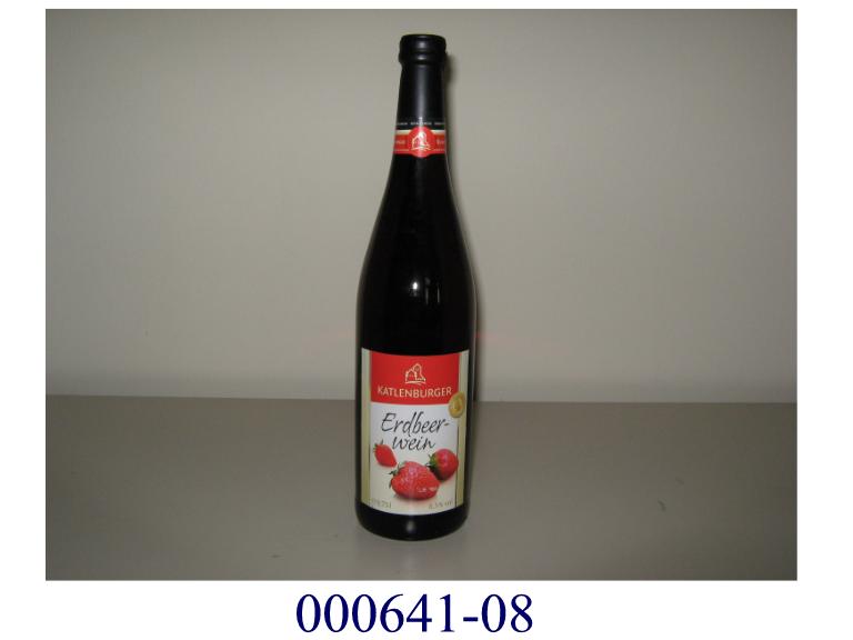 Rotbraunes, klares, gegorenes, nicht alkoholhaltiges, nicht schäumendes Getränk (Erdbeerwein) mit Geruch und Geschmack nach Erdbeerwein (Alkoholgehalt: 8,4 %vol); in Behältnissen mit einem Inhalt von weniger als 2 l; aufgemacht in ettiketierten Glasflaschen mit Flaschenfolie überzogenem Schraubverschluss zu 0,75 Liter.