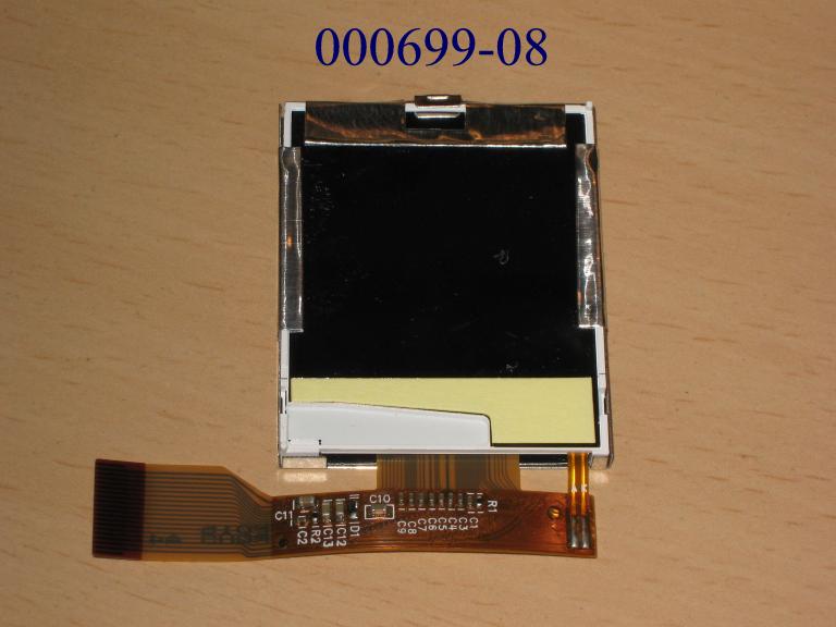 Flüssigkristallanzeige (LCD-Modul), (Abmessungen: (BxHxT) ca. 34 x 42,5 x 3,5 mm):
Das 1.5" messende Farb-LCD-Modul besteht aus einer Rückbeleuchtungseinheit, Polarisationsfolien, einer zwischen zwei Glasplatten eingeschlossenen Flüssigkristallschicht mit passiver Matrix (CSTN-Technologie), einem auf dem Glas angebrachten Treiberbaustein (IC-Driver) und einen mit aktiven und passiven Bauelementen bestückten Folienanschluss. Das Display weist eine Auflösung von 128 RGB x 128 Pixels, eine 8bit Parallelschnittstelle und eine LCD-Ansprechzeit von ca. 150 ms auf. Das Modul dient zur Anzeige von Grafiken und alphanumerischen Zeichen.
(Abbildung siehe Anlage)

"Elektrisches Sichtsignalgerät, nicht für zivile Luftfahrzeuge - Anzeigetafel mit passiver Matrix-Flüssigkristallanzeige (LCD)".