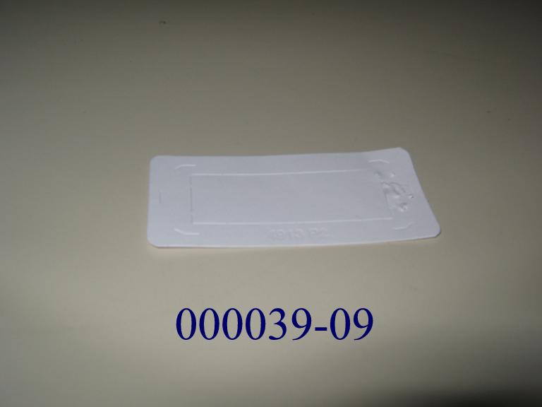 Rechteckige, unbedruckte, nicht selbstklebende, weiße Kartoneinlage mit abgerundeten Kanten (88 mm x 42 mm), aus Offsetkarton mit einem Gewicht von 300 g / m², mit der Prägung „4913 P2“, sechs eingestanzten Markierungen und einem vorgestanzten (perforierten), rechteckigen Innenteil (62 mm x 23 mm); das perforierte Innenteil stellt das eigentliche Etikett dar; das Erzeugnis dient zur Beschriftung von Stempeln, wobei der Stempel an den Markierungen aufgesetzt und der Stempelabdruck auf das Etikett aufgebracht wird, welches dann in die dafür vorgesehene Aufnahme des Stempels eingelegt wird.