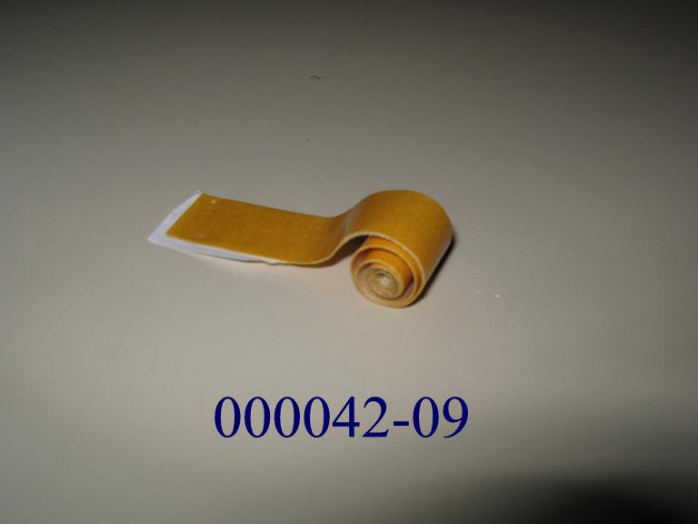 Flaches, beidseitig selbstklebendes, rechteckiges Erzeugnis aus einem Gewebe aus Cellulose, in Rollen mit einer Breite von 20 cm oder weniger; das Gewebe ist beidseitig in eine, mit bloßem Auge sichtbare, Klebeschicht aus einem Acrylpolymer eingebettet; eine Klebeschicht ist mit einer abziehbaren Schutzfolie versehen; aufgemacht in diversen Rollenbreiten und diversen Längen.
