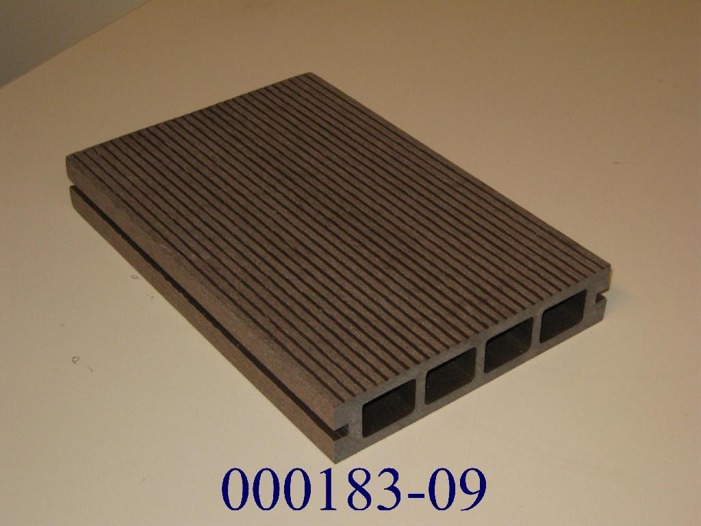 Holzfaserplatte, sogenanntes Terassendeck
- in unterschiedlichen Größen vorliegend,
- mit einer Dichte von mehr als 0,8 g/cm³ (1,0g/cm³),
- mit Polyethylen als Bindemittel,
- auf einer Seite annähernd glatt, auf der zweiten Seite mit Längsrillen und auf beiden Schmalseiten mit je einer Nut versehen,
- im Inneren mit längslaufenden Hohlkammern verarbeitet.