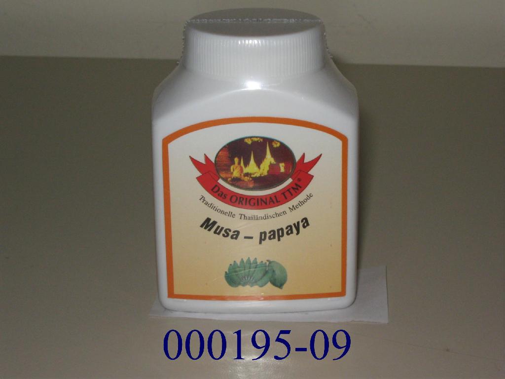 Farblose Cellulosesteckkapseln, gefüllt mit einem hellbeigen, feinen Pulver, im Wesentlichen bestehend aus dem getrockneten, feinst vermahlenen Fruchtfleisch von Banane (Anteil: ca. 75 GHT) und Papaya; aufgemacht in einer etikettierten, weißen Kunststoffdose mit Schraubverschluss und Innenversiegelung zu 90 Stück; das Erzeugnis dient als Nahrungsergänzung.