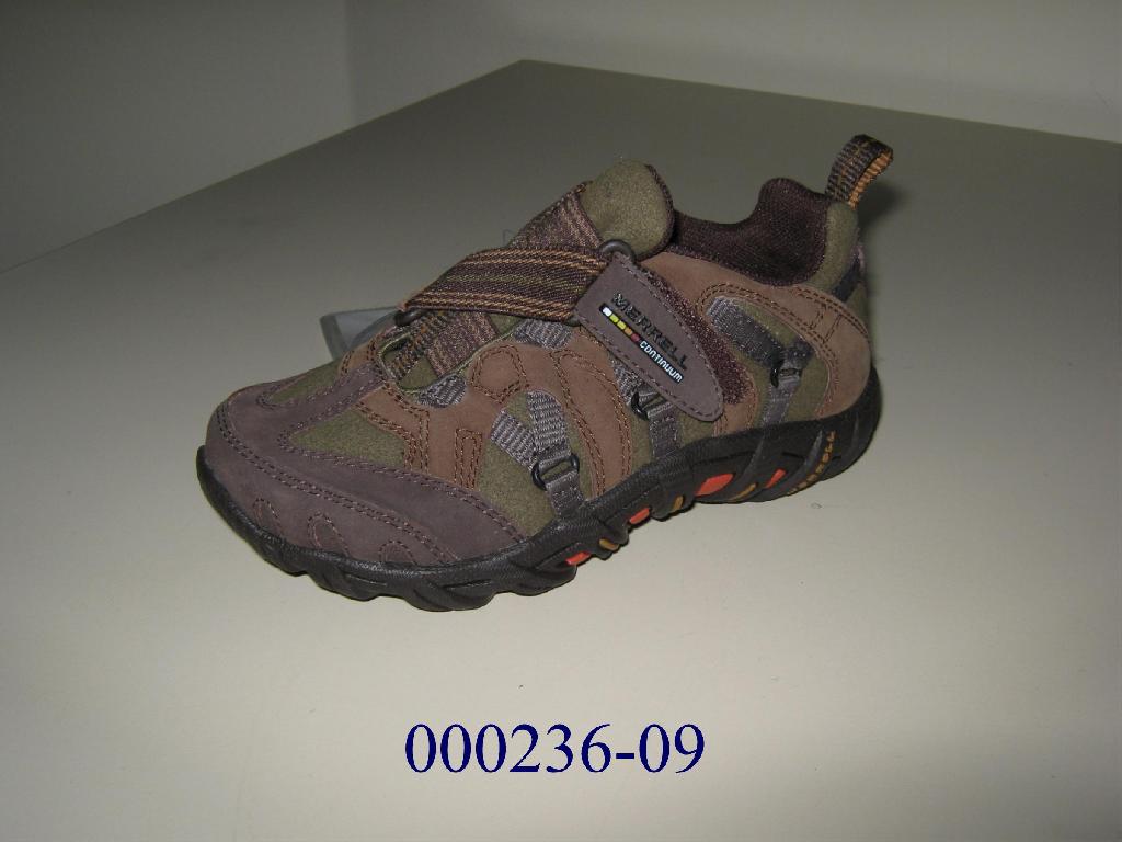 Schuh 
- den Knöchel nicht bedeckend,
- mit Klettverschluß und geschlossenem Blatt versehen,
- mit einem Obermaterial aus aufgenähten Lederteilen (den größten Teil der Oberfläche bildend) und Verstärkungsteilen aus mit Kunststoff überzogenem Leder (eine höhere Festigkeit verleihend),
- mit einer mehrlagigen, grob profilierten Laufsohle aus Kautschuk, nicht gespritzt und Werkstoffe aus Polymeren niederer Dichte und dämpfende Elemente enthaltend,
- Länge der Innensohle weniger als 24 cm,
- CIF – Preis 7,5 Euro oder mehr,
- für Sportzwecke.