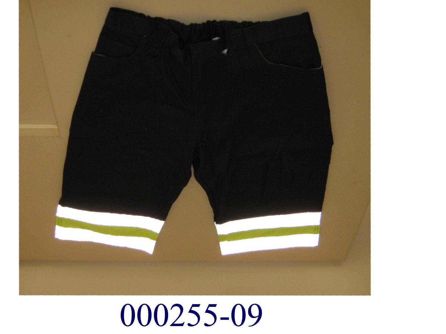 lange Hose für Männer 
- beide Beine einzeln umschließend und die Kniegelenke knapp bedeckend (bei einer Kleiderpuppe mit einer Körpergröße von 177 cm),
- gearbeitet aus einem einfärbigen, gefärbten Gewebe aus Baumwolle, 
- vorne mit einer Öffnung versehen, welche mittels Zippverschluß und Knopf links über rechts (Herrenhose) verschließbar und mit einer Patte links über rechts abgedeckt ist,
- im Bund teilweise elastisch und mit Gürtelschlaufen versehen,
- mit zwei im Gesäßbereich aufgesetzten Taschen,
- mit je einer eingesetzten Tasche rechts und links,
- mit einer aufgesetzten Tasche mit Patte im linken Oberschenkelbereich,
- mit aufgenähten, silbergrauen und gelben, reflektierenden Streifen an den Beinabschlüssen versehen.
Aufgrund der Verarbeitung (reflektierende Streifen) läßt gegenständliche Hose erkennen, daß sie dazu bestimmt ist, ausschließlich oder hauptsächlich zum Schutz der Kleidung oder der Person bei der Ausübung einer beruflichen Tätigkeit getragen zu werden, somit eine Arbeits- und Berufsbekleidung darstellend.