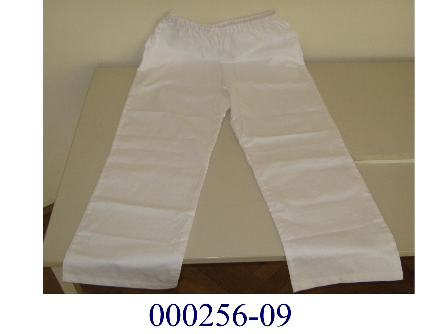 lange Hose für Frauen oder Mädchen
- beide Beine einzeln umschließend und zu den Fußknöcheln reichend,
- gearbeitet aus einem Gewebe aus gebleichten Baumwollgarnen, 
- im Bund elastisch verarbeitet, unisex (daher Einreihung für Frauen oder Mädchen),
- mit je einer Einschubtasche rechts und links ausgestattet,
- mit Sicherheitsnähten zusammengenäht.
Aufgrund der Verarbeitung (Sicherheitsnähte) läßt gegenständliche Hose erkennen, daß sie dazu bestimmt ist, ausschließlich oder hauptsächlich zum Schutz der Kleidung oder der Person bei der Ausübung einer beruflichen Tätigkeit – im gegenständlichen Falle im medizinischen Bereich - getragen zu werden, somit eine Arbeits- und Berufsbekleidung darstellend.