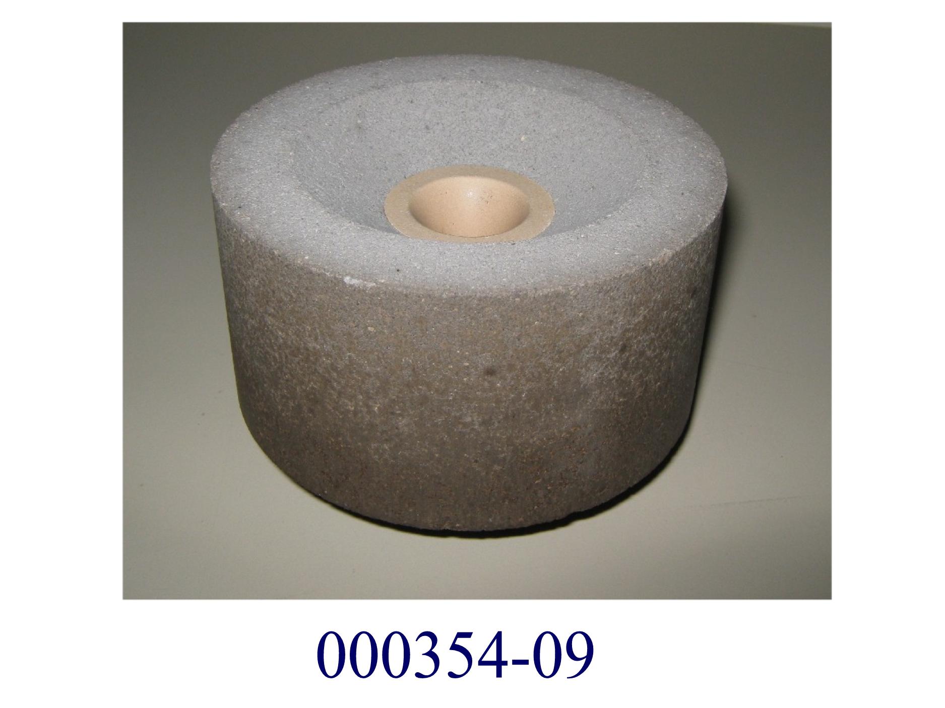 Zusammengesetzter, keramischer Bauteil aus einem äußerem Trägermaterial und einer innen liegenden Düse.
Die Ware besitzt einen größten Durchmesser von 125 mm, eine Höhe von 90 mm und eine mittig liegende, im oberen Bereich konische Öffnung mit einem Durchmesser (unten) von 70 mm.
Die Düse besteht aus teilstabilisiertem Zirkonoxid (ZrO2) mit einem Gehalt von mehr als 94 GHT. 
Das Trägermaterial besteht aus gesintertem Bauxit mit einem Gehalt an Tonerde (Al2O3) von mehr als 77 GHT.
Laut Firmenangaben, dient das Verbundmaterial als Dosierdüse in Stranggussanlagen der Stahlindustrie.
Beide Materialien sind als feuerfest im Sinne des Harmonisierten Systems anzusehen und der Verwendungszweck macht diese Feuerfestigkeit erforderlich.
Der Charakter der Ware wird im Bezug auf ihre Verwendung durch die Zirkonoxiddüse bestimmt.
(Abbildung siehe Anlage)