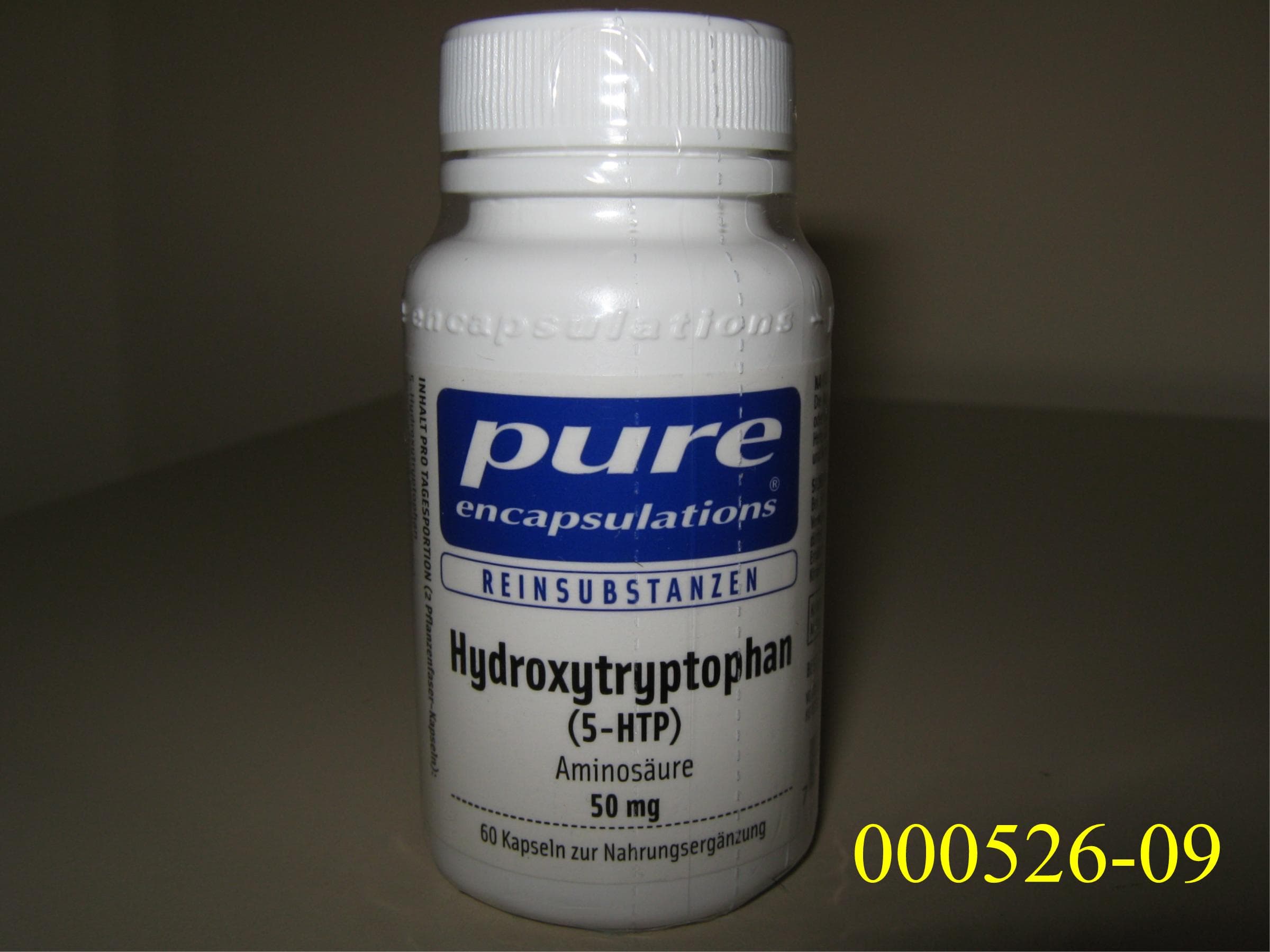 Arzneiware mit therapeutischer/prophylaktischer Wirkung, in Form von farblosen Steckkapseln, gefüllt mit einem hellbraunen, feinen, nicht alkoholhaltigen Pulver, im Wesentlichen bestehend aus dem Arzneistoff 5-Hydroxytryptophan (5-HTP, Extrakt gewonnen aus Griffonia simplicifolia) und mikrokristalliner Cellulose; die Wirkung von 5-HTP beruht hauptsächlich auf der Anhebung des Serotoninspiegels im Zentralnervensystem; aufgemacht in einer etikettierten, weißen, cellophanumhüllten Kunststoffdose mit weißem Schraubverschluss und Innenversiegelung zu 60 oder 180 Stück; kein Ergänzungslebensmittel.