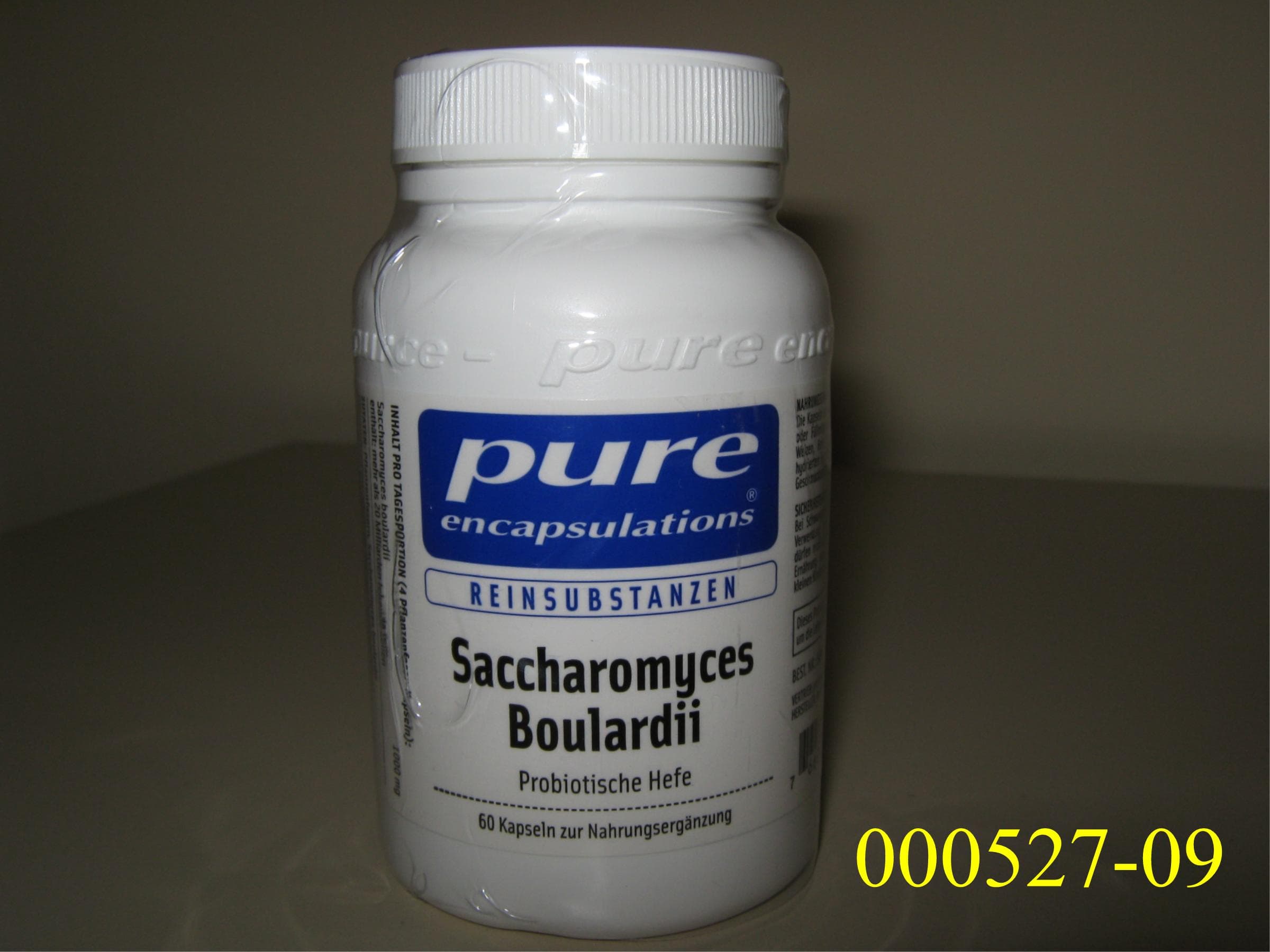 Arzneiware mit therapeutischer/prophylaktischer Wirkung, in Form von farblosen Steckkapseln, gefüllt mit einem hellbraunen, feinen, arteigen riechenden, nicht alkoholhaltigen Pulver, im Wesentlichen bestehend aus aktiven Hefezellen der Gattung Saccaromyces mit Gehalt an lebensfähigen Zellen von 20 Milliarden / Gramm; aufgemacht in einer etikettierten, weißen, cellophanumhüllten Kunststoffdose mit weißem Schraubverschluss und Innenversiegelung zu 60 Stück; kein Ergänzungslebensmittel; kein Erzeugnis der Position 2102.