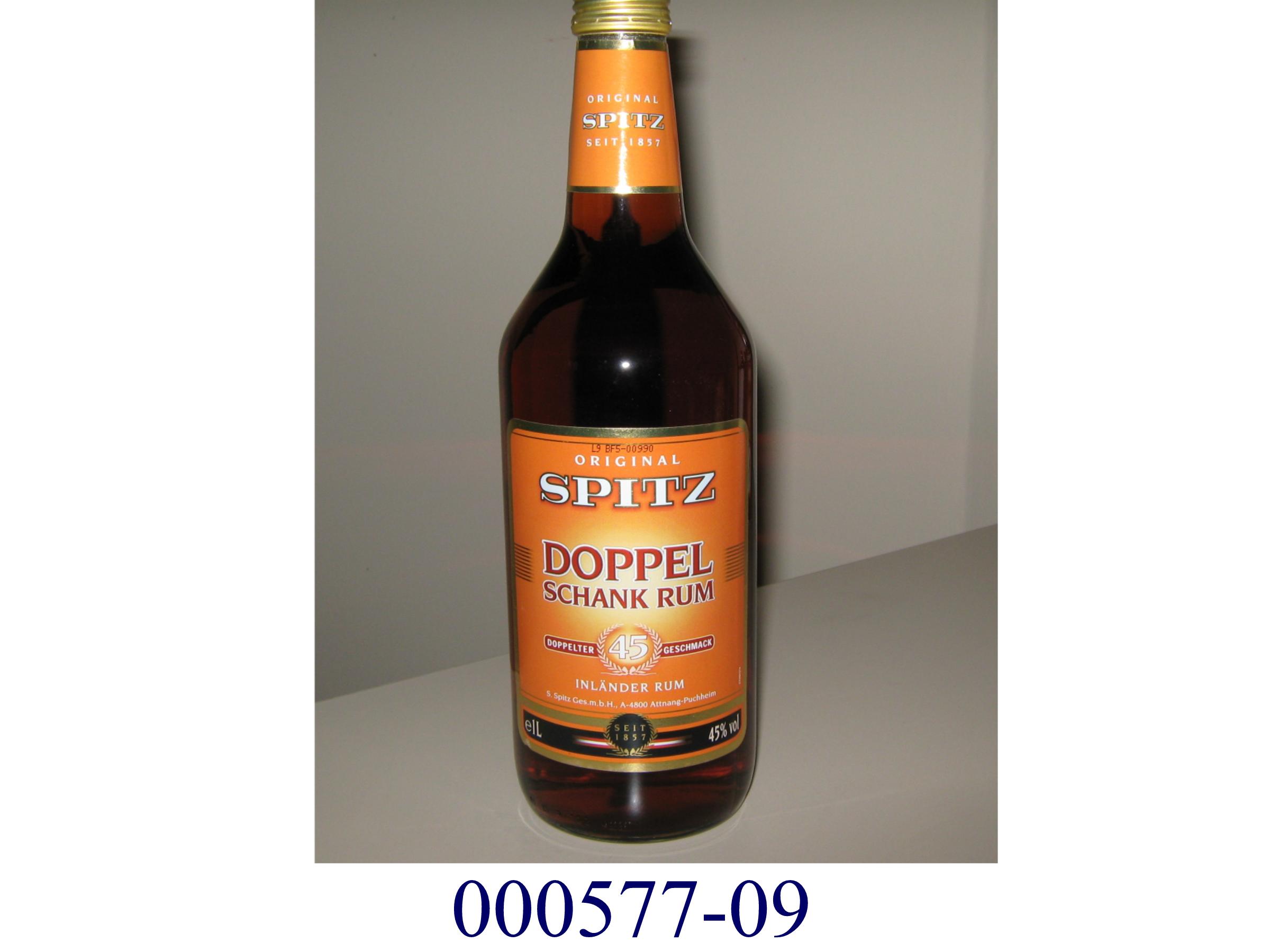 Rotbraunes, klares, alkoholhaltiges, unmittelbar trinkbares Getränk (Rum) mit Geruch und Geschmack nach Rum, mit Zusatz von Aroma- und Farbstoffen; in Behältnissen mit einem Inhalt von 2 L oder weniger und mit einem Gehalt an anderen flüchtigen Stoffen als Ethyl- und Methylalkohol von 225 g oder mehr pro hl reinen Alkohols (+/- 10 %); aufgemacht in einer etikettierten Glasflasche mit Schraubverschluß zu 1 Liter.