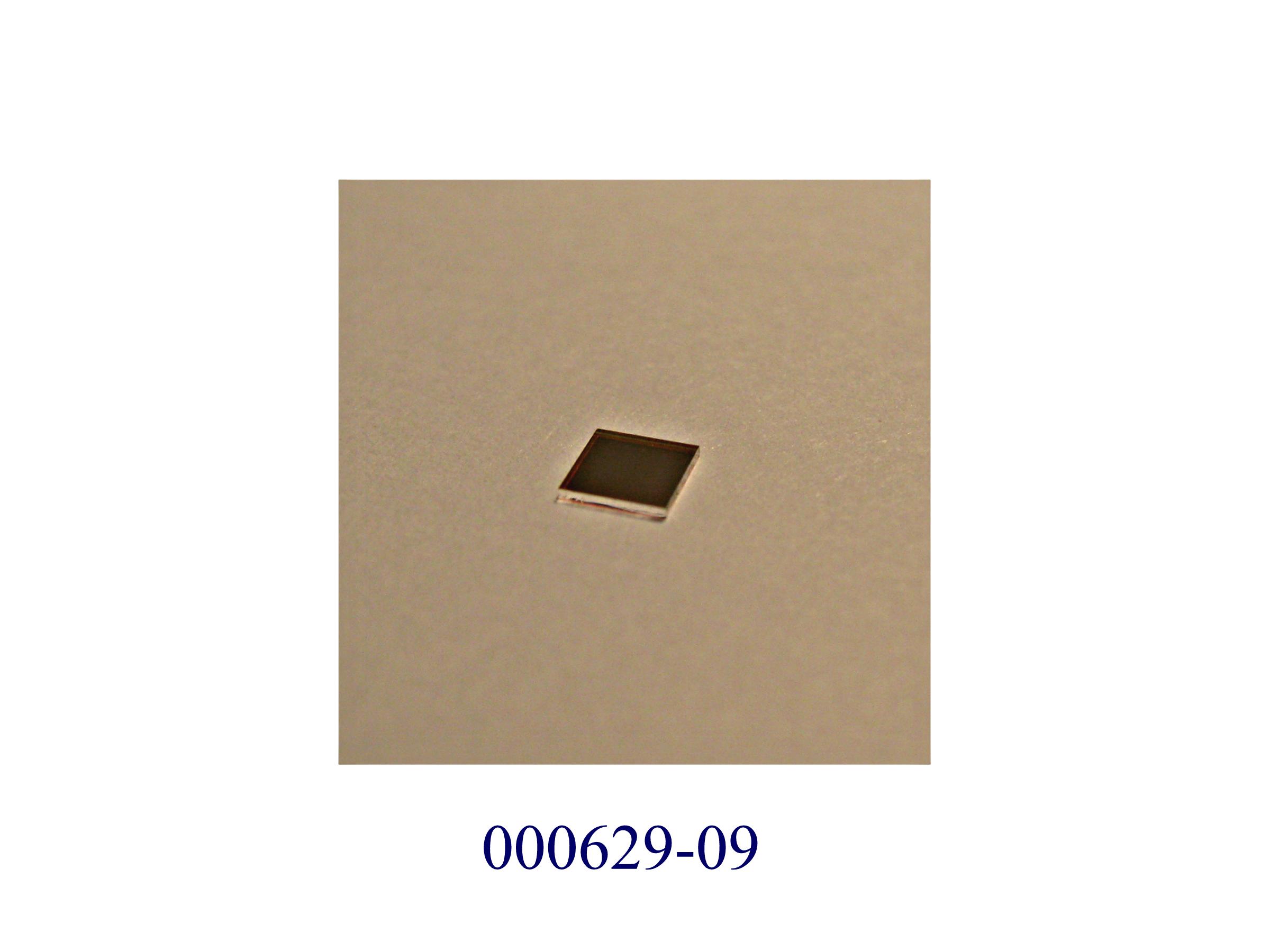Optisches Element aus Glas, sog. "Filter",
- flaches, quaderförmiges optisches Element aus Glas (GLAS D263),
- mit den Abmessungen (ca. 4,0 x 3,9 x 0,4 mm), 
- beidseitig mit einem Film beschichtet,
- bei einer Transmittanz von 5% ist das Element im Bereich von 605 bis 680 nm durchlässig, 
das Transmittanzmaximum liegt bei einer Wellenlänge von 636 nm,
- ungefasst,
- nicht optisch bearbeitet,
- zum Einbau in ein Distanzmessgerät.
(Abbildung siehe Anlage)

„Optisches Element, aus Glas, jedoch nicht optisch bearbeitet, sog. Filter“.