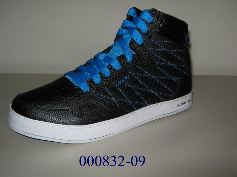 Schuh 
- den Knöchel, jedoch nicht die Wade bedeckend,
- mit geschlossenem Blatt und zum Schnüren,
- mit einem Oberteil aus Leder (den größten Teil der Außenfläche bildend) und aufgenähten, geprägten Lackleder- und Spinnstoffteilen (eine höhere Festigkeit verleihend),
- mit einer mehrlagigen, profilierten Laufsohle aus Kautschuk, nicht gespritzt, Polymere und Werkstoffe niederer Dichte enthaltend, 
- Länge der Innensohle mehr als 24 cm,
- CIF – Preis 7,5 € oder mehr,
- nicht als Männer- oder Damenschuh erkennbar,
- für Sportzwecke (kein Sportschuh).