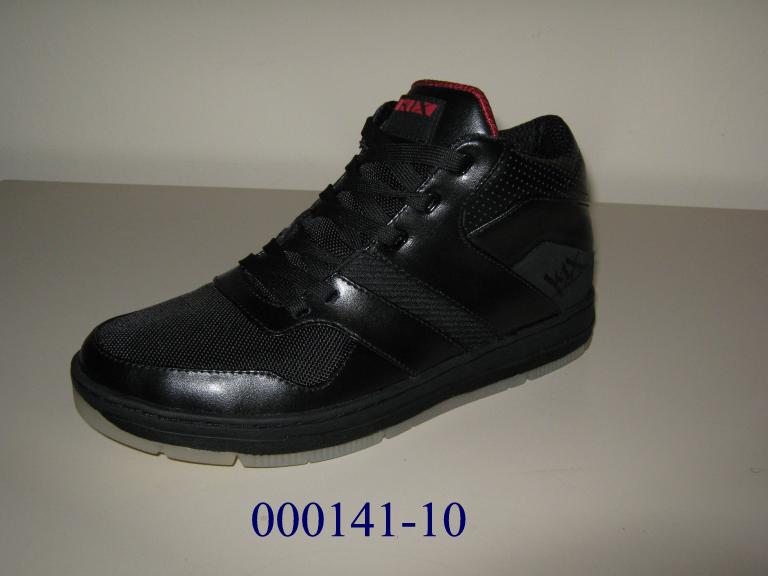 Schuh 
- den Knöchel, jedoch nicht die Wade bedeckend,
- mit geschlossenem Blatt und zum Schnüren,
- mit einem Oberteil aus aufgenähten Lederteilen (den größten Teil der Außenfläche bildend) und aufgenähten  Leder-, Kunststoff- und Spinnstoffteilen (eine höhere Festigkeit verleihend),
- mit einer mehrlagigen, profilierten Laufsohle aus Kautschuk, nicht gespritzt, Polymere und Werkstoffe niederer Dichte enthaltend, 
- Länge der Innensohle mehr als 24 cm,
- CIF – Preis 7,5 € oder mehr,
- nicht als Männer- oder Damenschuh erkennbar,
- für Sportzwecke (kein Sportschuh).