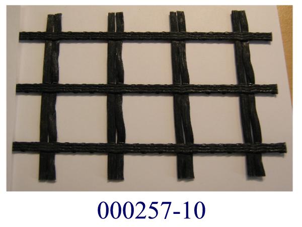 Textiles Flächenerzeugnis
- gitterähnlich gearbeitet,
- nicht konfektioniert,
- bestehend aus einem Kettengewirke mit eingearbeiteten Kett- und Schußfäden aus Multifilamenten auf Polyesterbasis,
- getränkt und abgequetscht mit schwarzem Kunststoff auf Polyvinylchloridbasis (mit freiem Auge sichtbar),
- laut Firmenangabe für Flächenbefestigungen, Baugrundstabilisierungen vorgesehen.