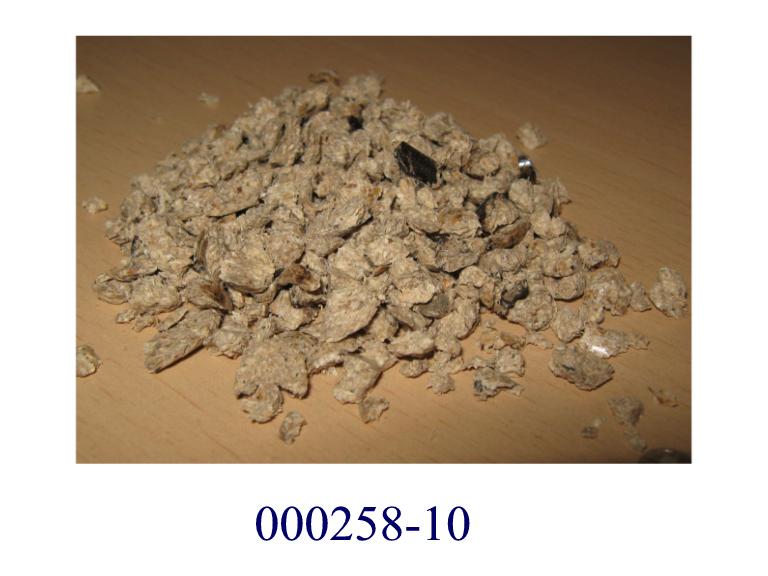 Pellets in Form von Sägespänen
- bestehend aus hell- und dunkelbraunen Pelletbruchstücken,
- vermischt mit hellbraunem Pulver.