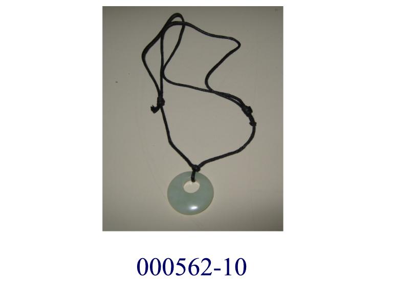 Halskette, bestehend aus
- einem grün marmorierten, speziell geformten, glänzenden Ring, gearbeitet aus einem Schmuckstein (Serpentin /Antigorit),
- aufgefädelt auf einer geflochtenen Schnur,
- ohne Verschluss.